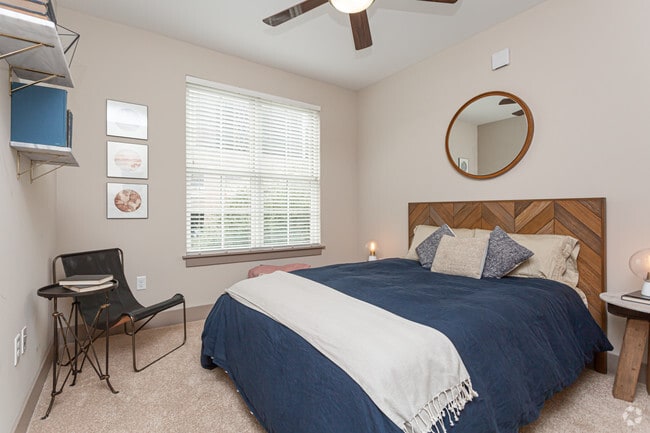 2 BR, 2 BA - 920 SF