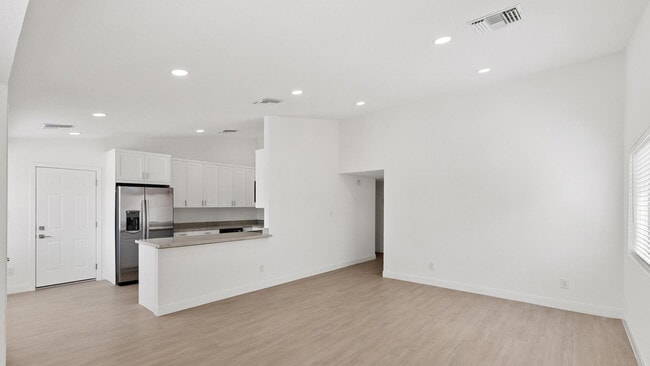 Building Photo - 6825 N 81st Ln