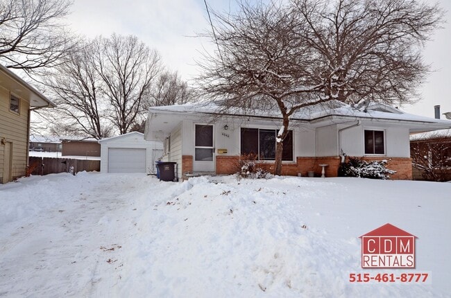 Building Photo - Cozy Ranch Home near Beaverdale