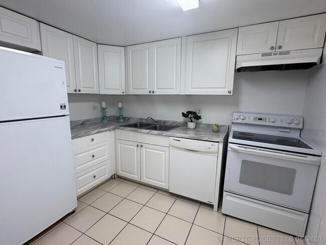Photo - 3720 Inverrary Dr Unit 1h