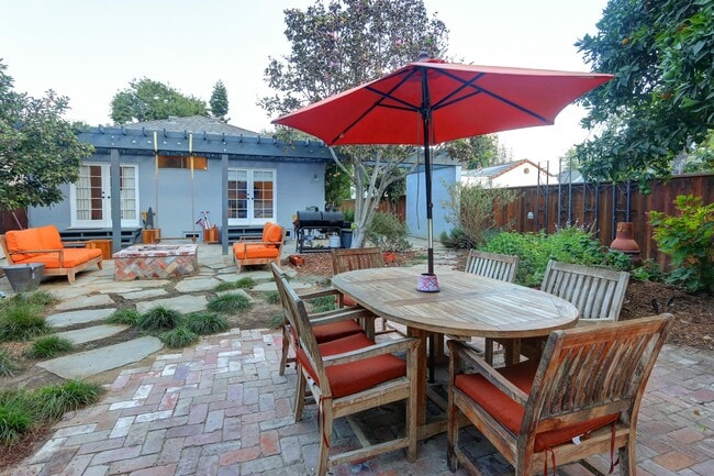 Lush Landscaping (unfurnished) - 803 Schumacher Dr House
