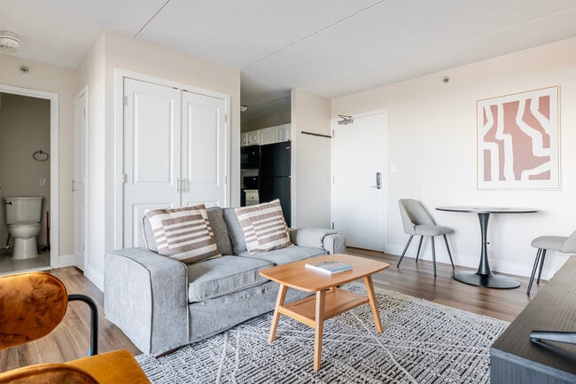 Photo - 808-812-812 Memorial Dr Unidad FL4-ID1271