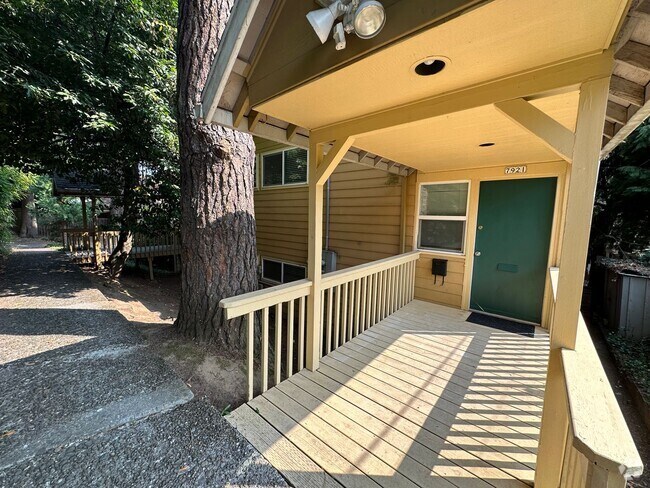 Building Photo - South Tabor 3 Bedroom 1.5 Bath Duplex Unit... Rental