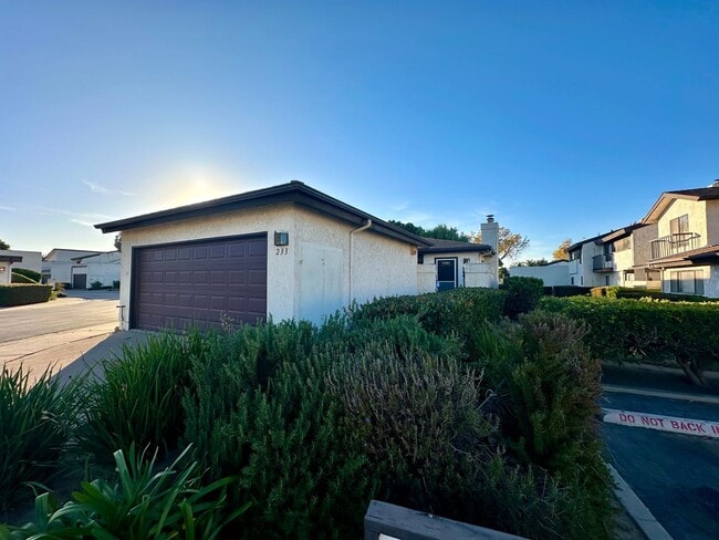 Building Photo - Lovely 3 Bedroom Townhome!