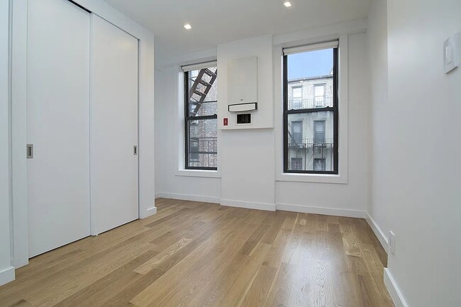 Photo - 137 Thompson St