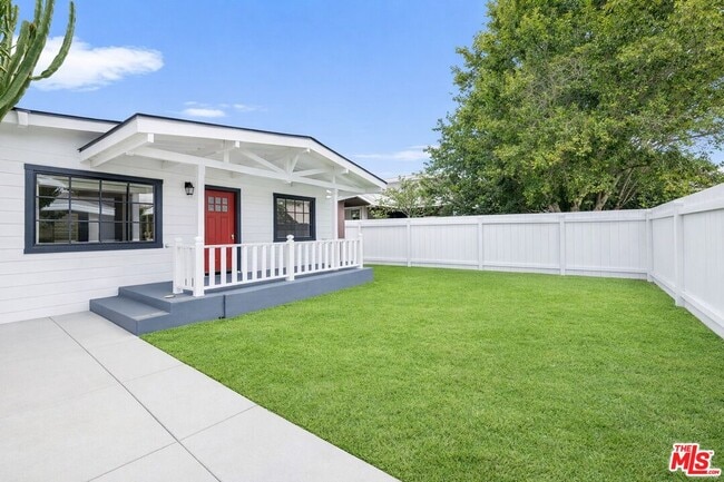 Building Photo - 915 Palms Blvd