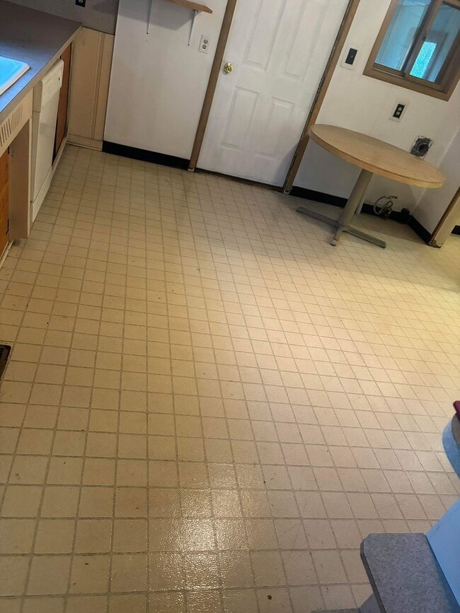 Photo - Cute 3 bedroom with basement and Detached ...