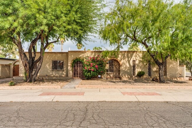Building Photo - Great East Side Location 4 Bed/2 Bath Home