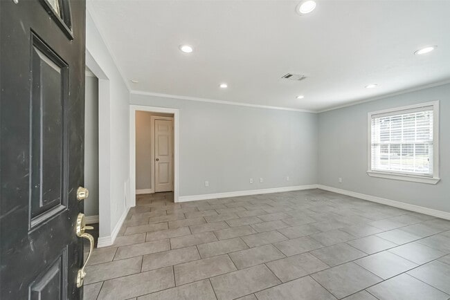 Photo - 4702 Maple St