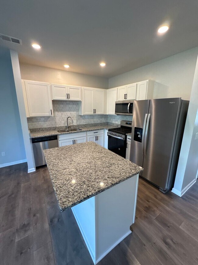 Photo - Enjoy Modern Living in This Stylish Woodbridge Glen Townhome!