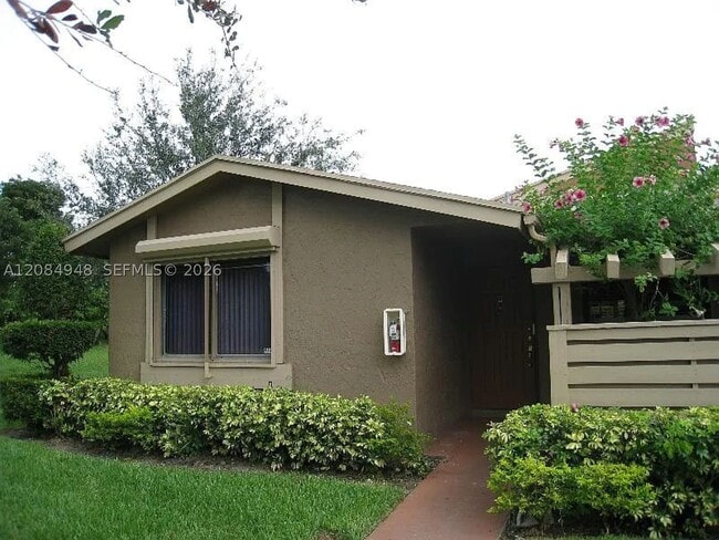 Building Photo - 447 Lakeview Dr
