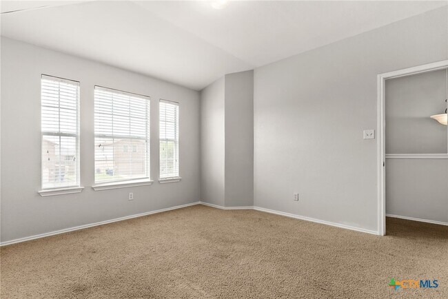 2002 Isabelle Dr