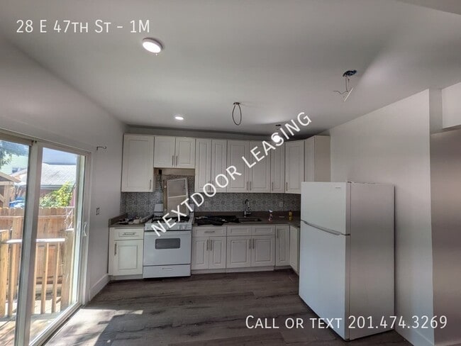 Building Photo - 28 E 47th St Unit 1M