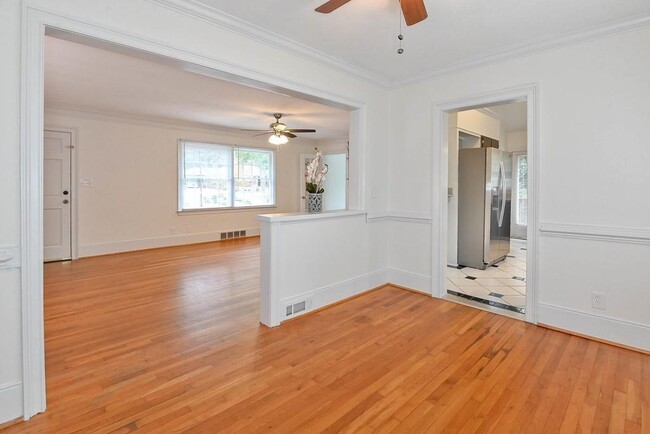 Photo - 381 Hilderbrand Dr