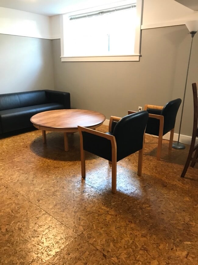 Living room - 313 E Davenport St Unit 313