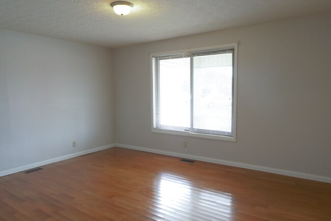 Building Photo - 105 W 5th St