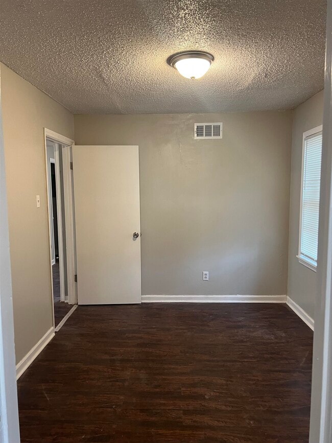 Photo - 318 Red Oak St