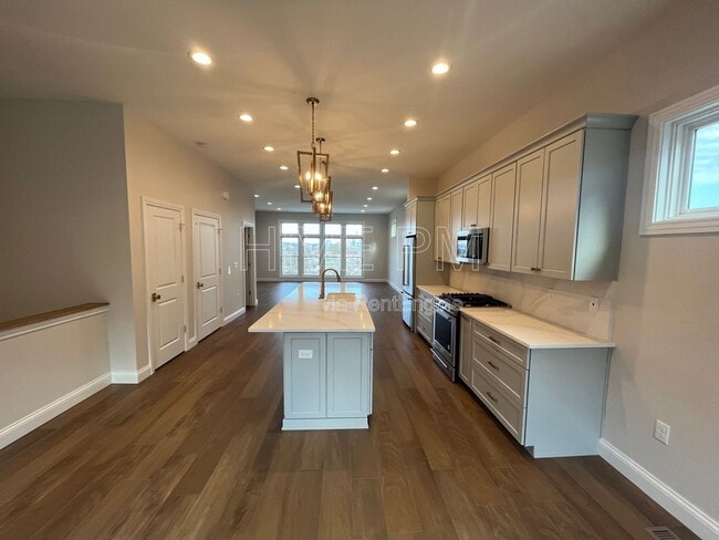 Photo - 140 W 13th St