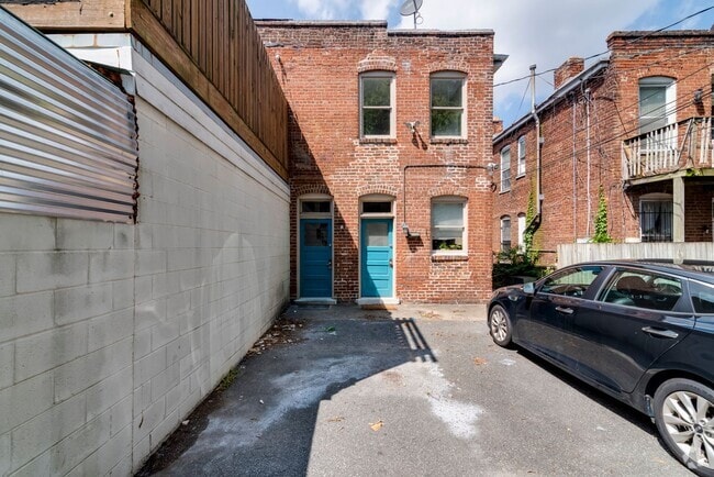 Building Photo - 2627 W Cary St Unit A Rental