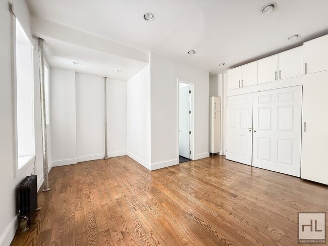EASTERN PARKWAY / Crown Heights Studio 1-Bath