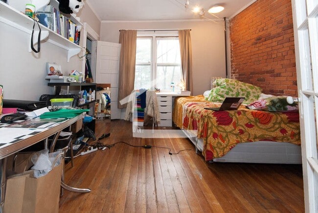 Photo - Nice, Affordable Brighton 5 Bed/2 Bath right off Beacon St for 9/1.  NO BROKER FEE!!!