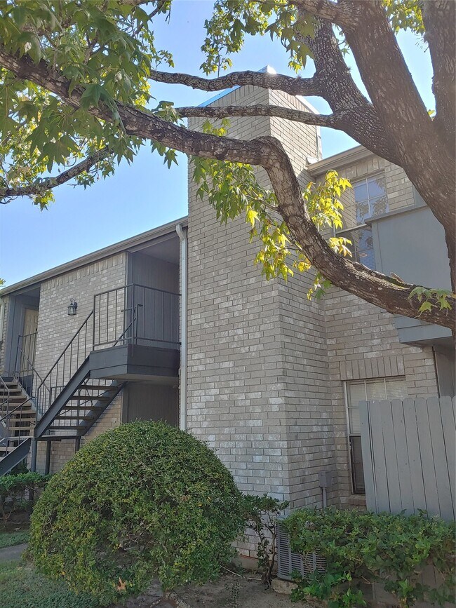 Building Photo - 9700 Leawood Blvd Unit 408