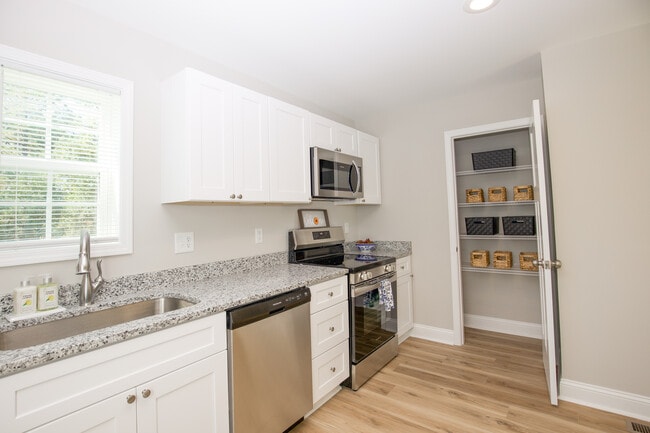 Photo - 470 S Glover St