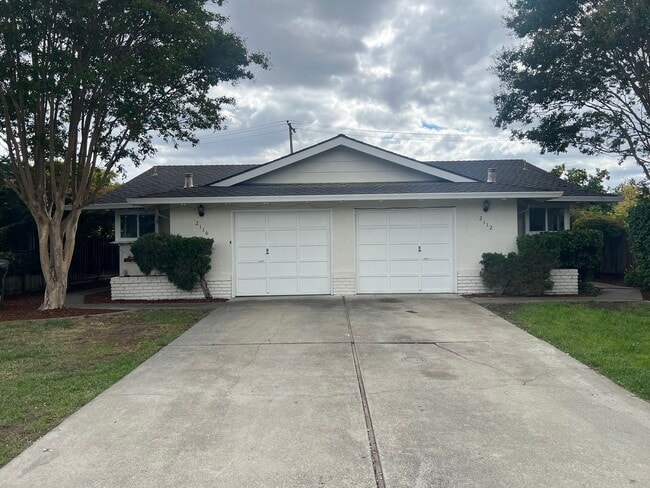 2110-2112 Town &amp; Country Lane - 2110-2112 Town &amp; Country Lane Unidad 2110