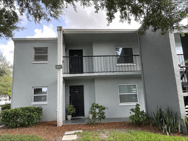 Building Photo - 2835 Somerset Park Dr Unit 205