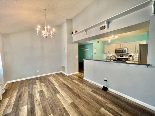 Photo - 520 Springwood Way