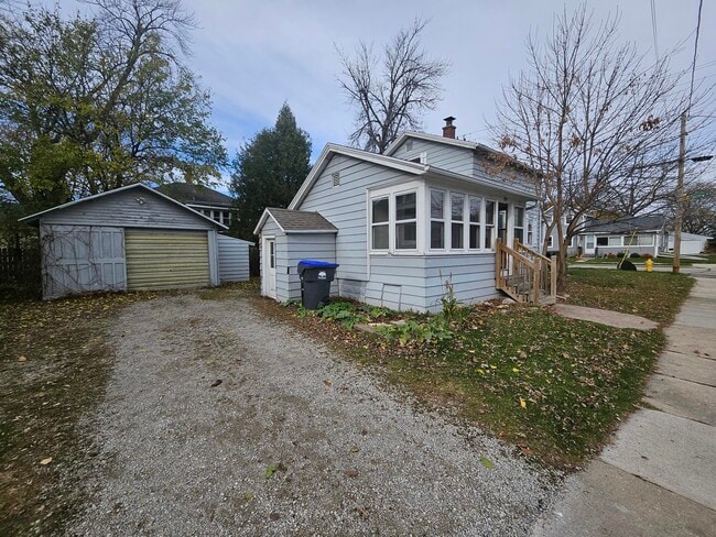 Building Photo - 400 Sherry St