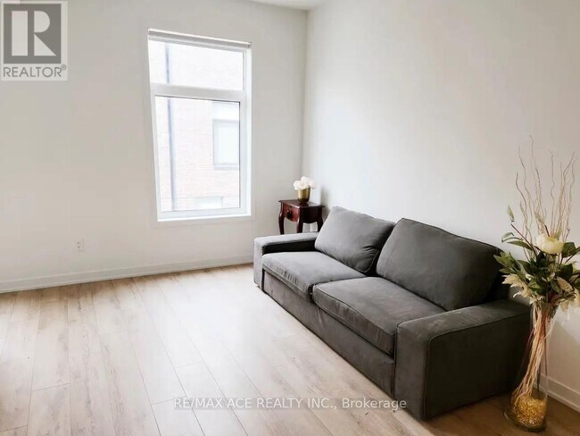 Photo - 1720 Simcoe St N