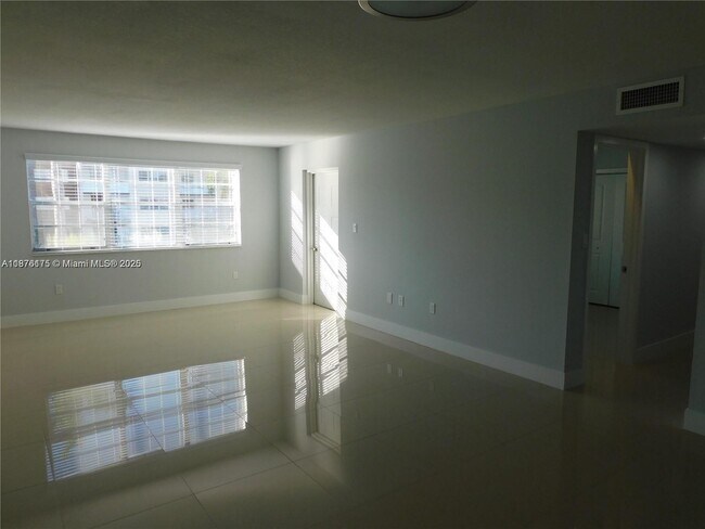 Photo - 6930 NW 186th St Unidad 1-401