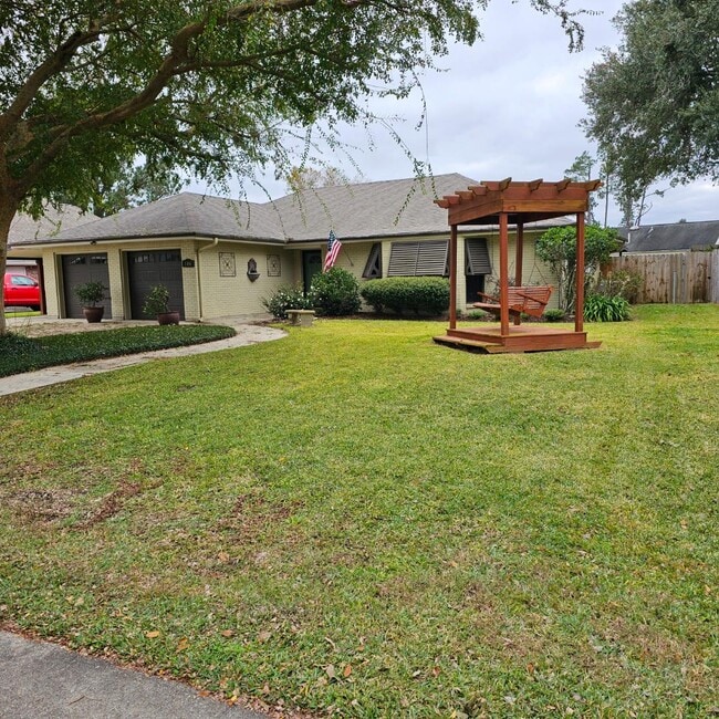 106 E Garden Dr
