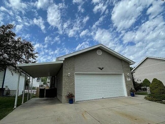 Building Photo - West Lincoln Home For Rent