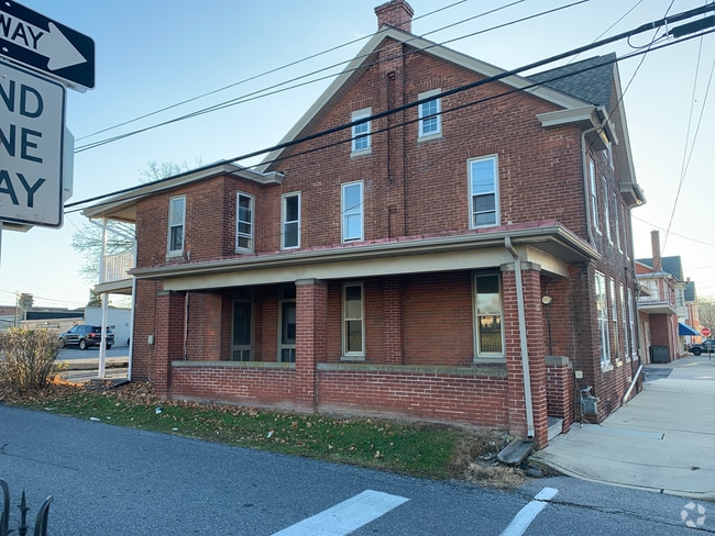 Building Photo - Half House 3Bedroom/1Bath- private parking