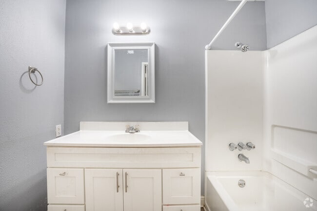 1 habitación, 1 baño - 470 pies cuadrados - Baño - Uptown Apartments