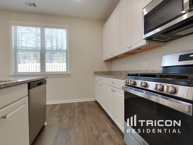 Photo - 204 Chapelcrest Ln