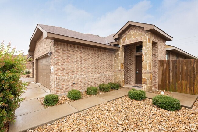 Building Photo - GORGEOUS 3 BEDROOM DUPLEX LOCATED IN BASTR... Rental