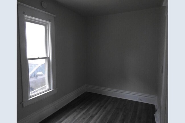 Photo - 648 Plett St SW