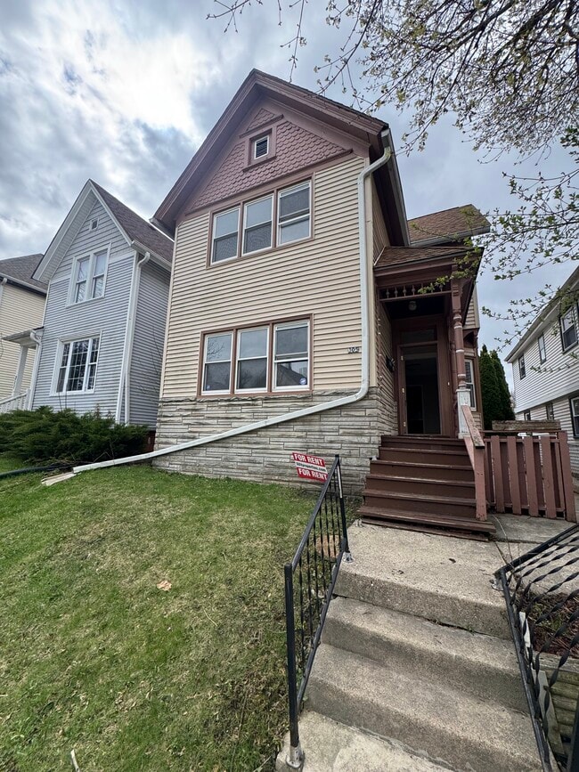 Building Photo - 305 E Clarence St