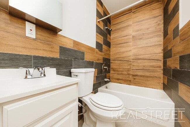 Photo - 2 Bedroom with Private Backyard right near... Unit 1R