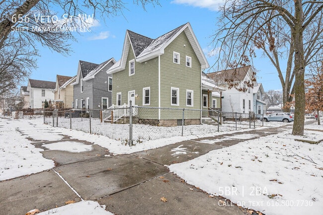 Photo - 656 Veto St NW
