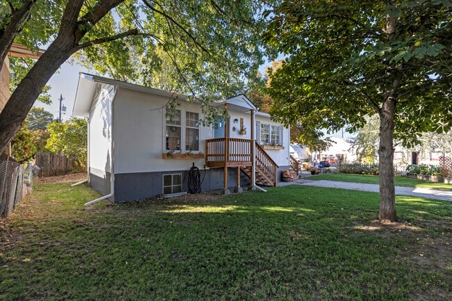 Building Photo - 1847 W Sussex Ave