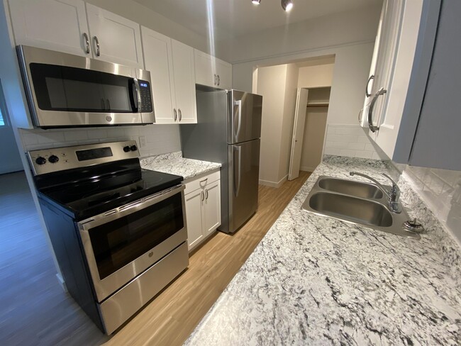 Building Photo - 10735-10735-127 127 St Unit 101