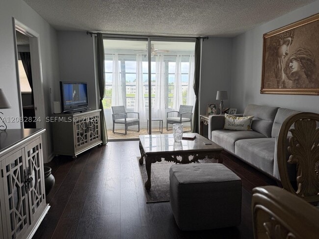 Building Photo - 8220 Sunrise Lakes Blvd Unit 211