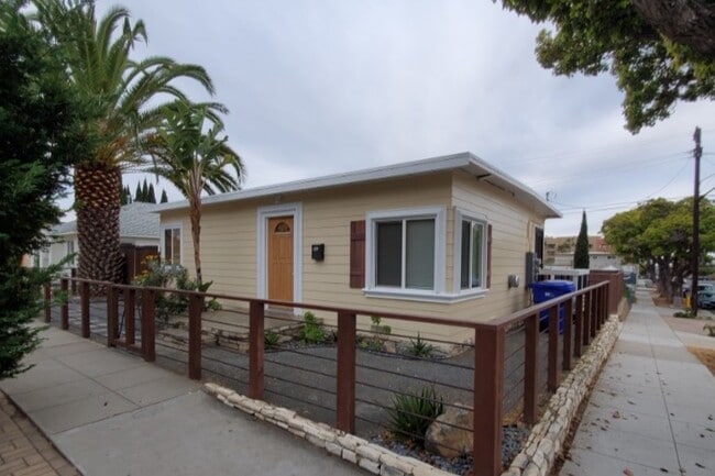 Front and right side - 421 N Ditmar St Unit A