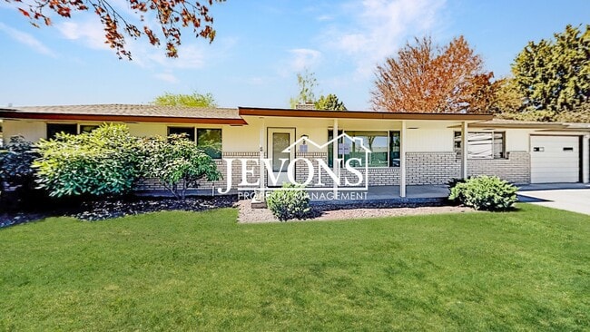 Spacious single-family home with a large f... - Spacious single-family home with a large f...