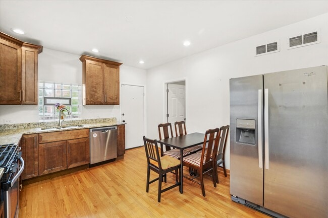 Building Photo - 624 S Oakley Blvd Unit 2 Rental