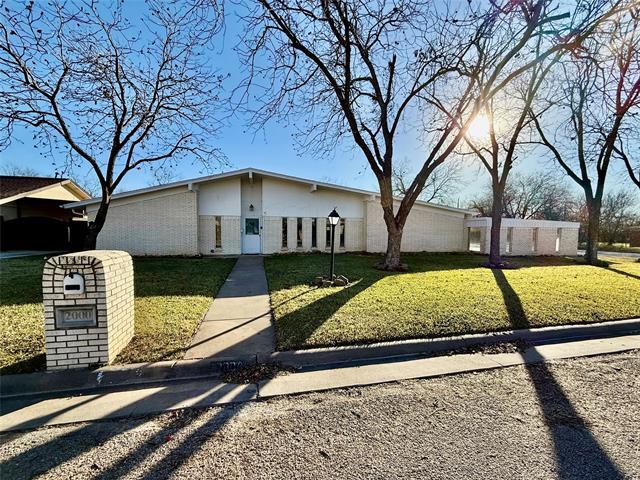 Photo - 2000 SE 10th St